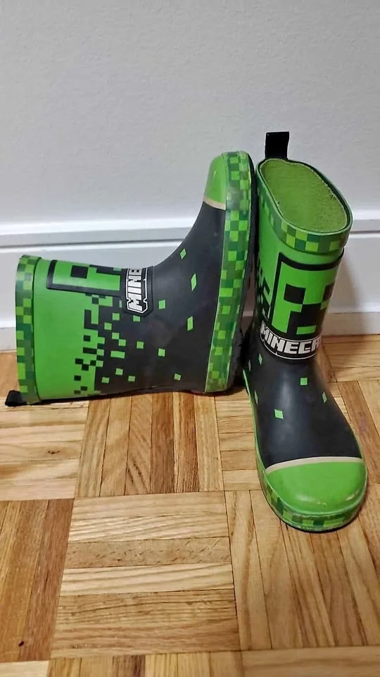 Boys MINECRAFT rainboots SIZE 13