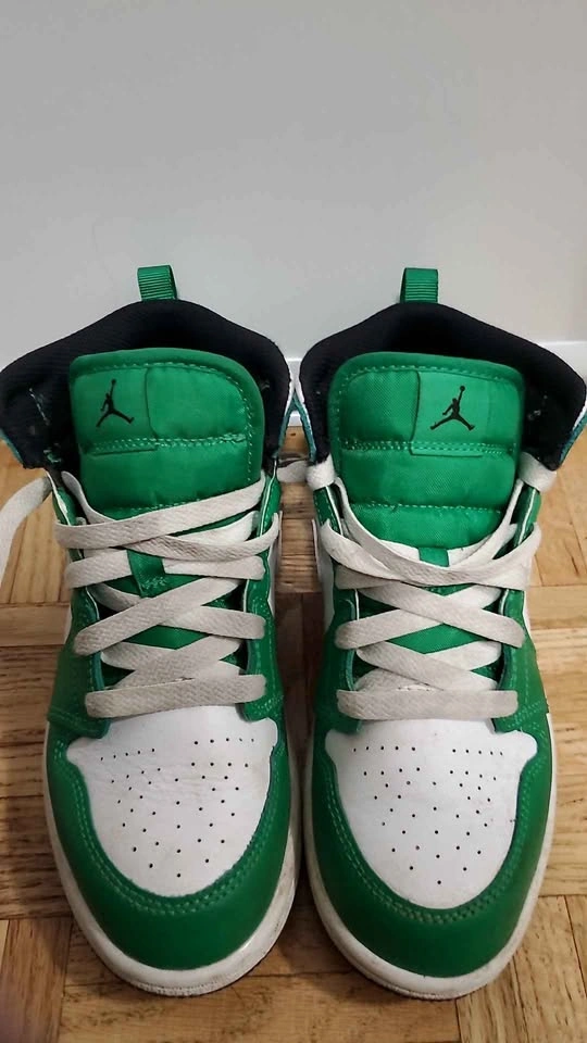 Boys Air Jordans Nike SIZE 2 - photo 2