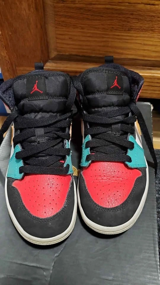 Unisex Air Jordan Nike shoes SIZE 2 - photo 2