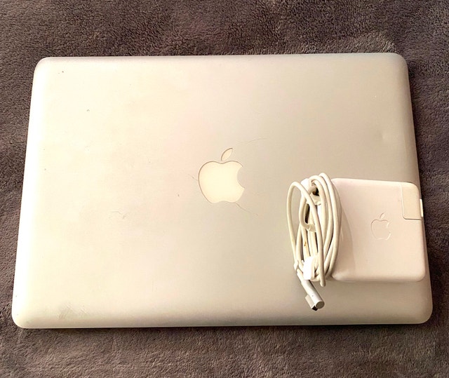 Apple MacBook Pro Laptop 2011 & Charger Cord