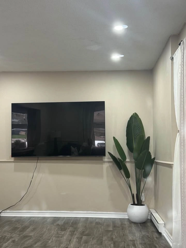 Samsung 70” QLED TV - photo 2