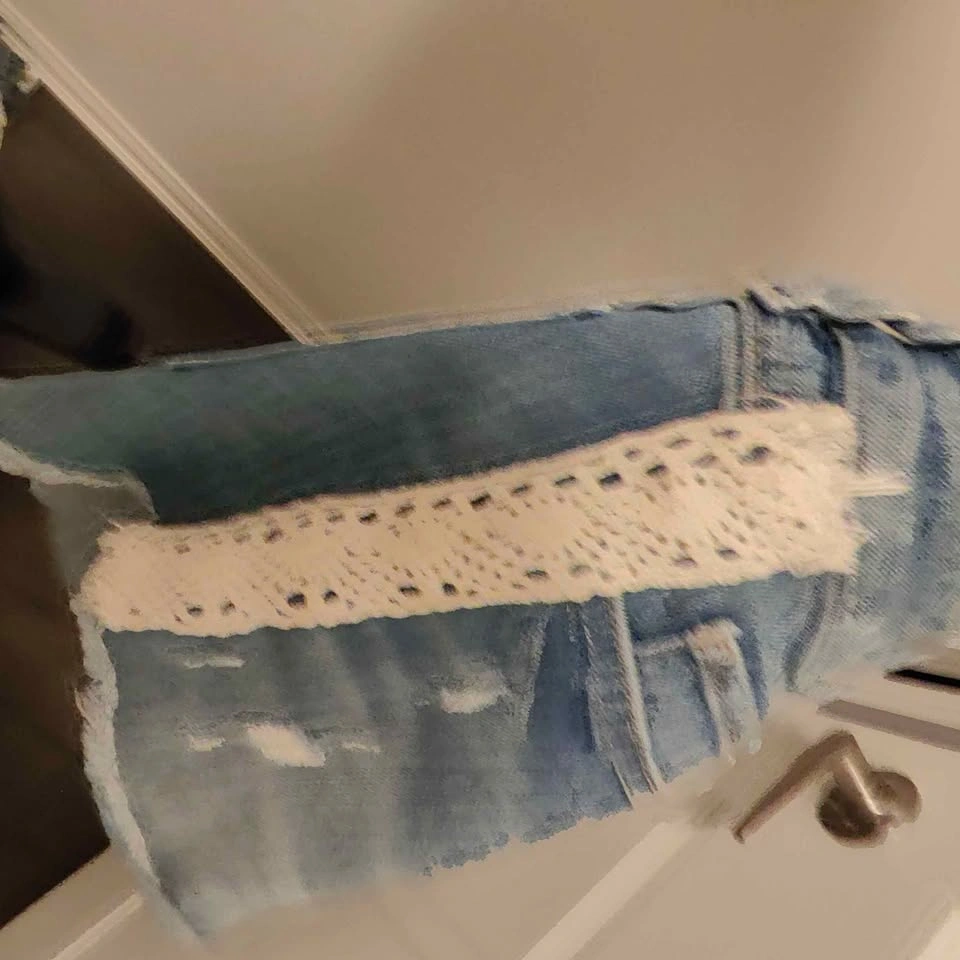 Y2K Guess Denim Cut-Offs | Lace Appliqué & Distressing | Size 26 - photo 4