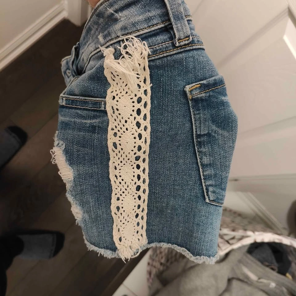 Y2K Guess Denim Cut-Offs | Lace Appliqué & Distressing | Size 26 - photo 5