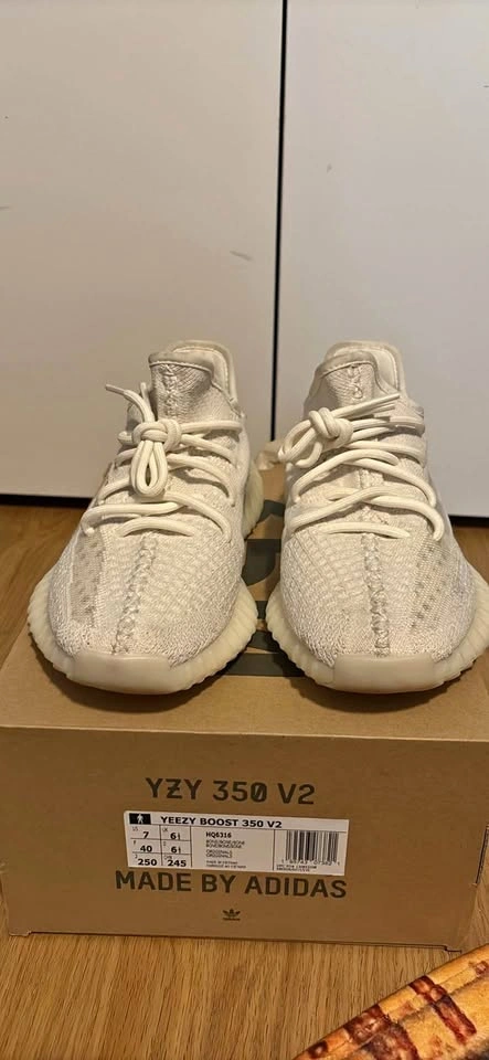 Yeezy 350 v2 Bone