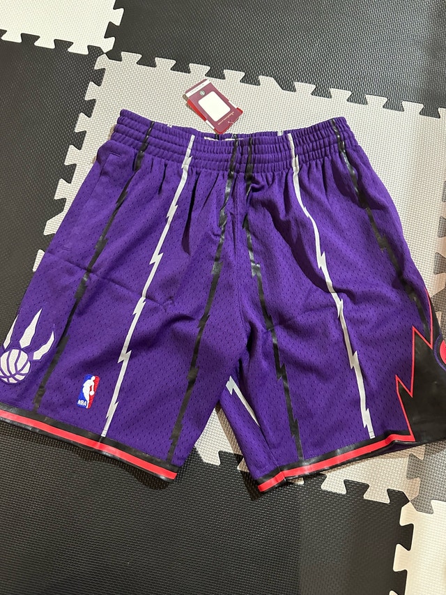 BNWT Mitchell & Ness Toronto Raptors Retro Dino Shorts M
