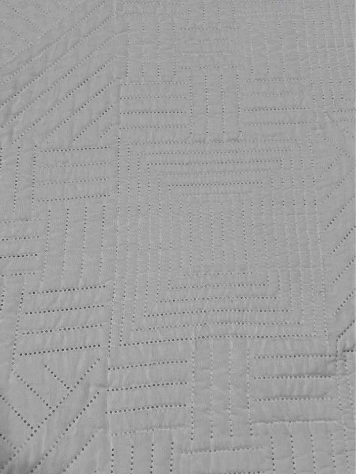 White Quilt Queen Coverlet - photo 2