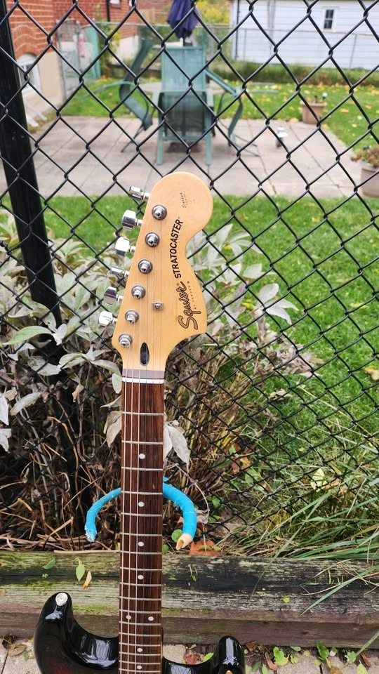 $300 Squier HSS Stratocaster Electric Guitar - Sunburst - Standa - photo 2