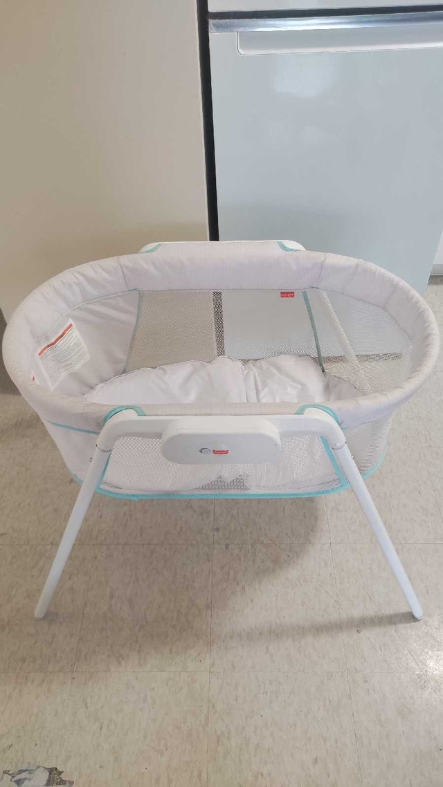 Fisher-Price Soothing Motions Bassinet