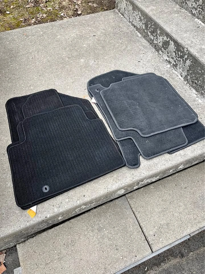Car Carpet Set 7 pc | Make me an offer
