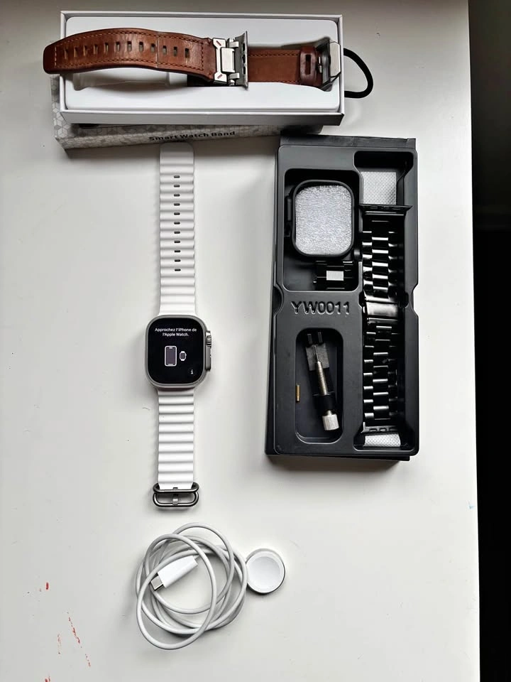 Apple Watch Ultra 49mm Titanium + Extra Brown Band