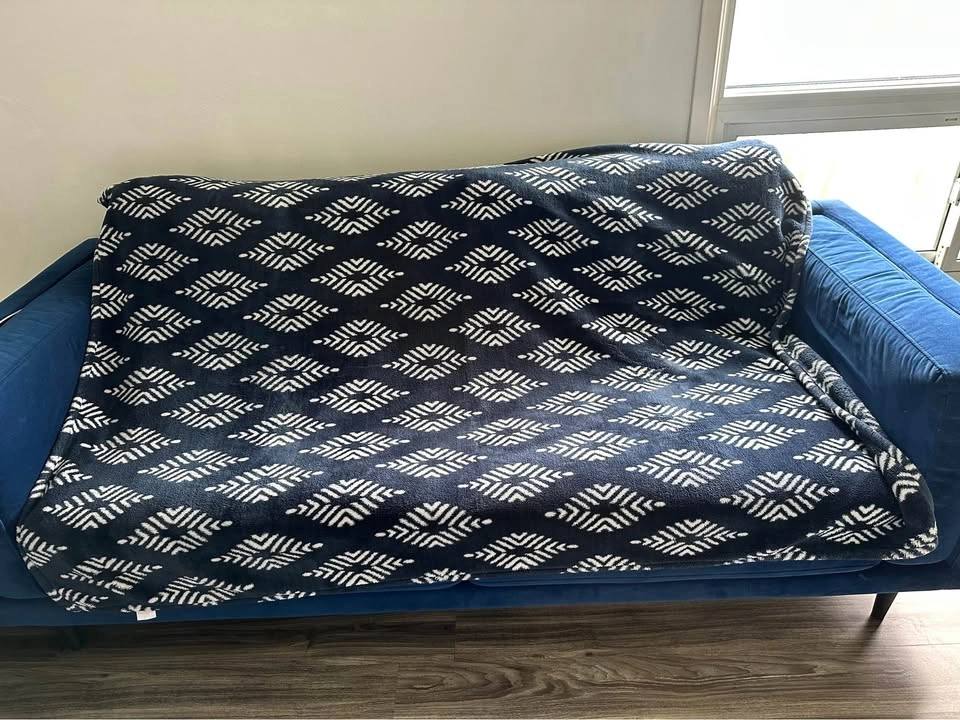 $10 | Life Comfort Luxury Plush Blanket | Firm price - photo 2