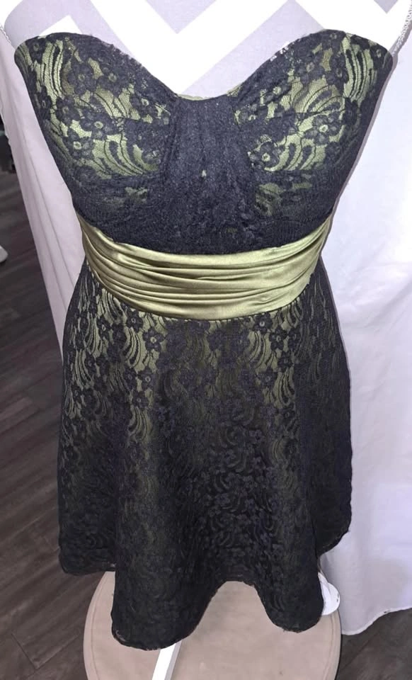 Emerald Green Lace and Satin Prom Dress Size 8 - photo 3