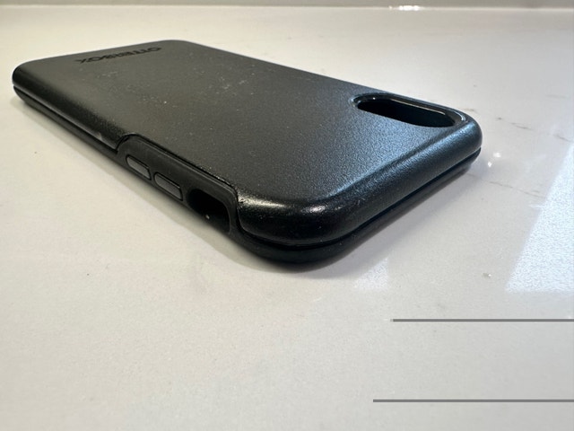 iPhone XR Black Otterbox Phone Case - photo 4