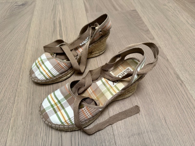 Women's size 6 Roxy shoes
