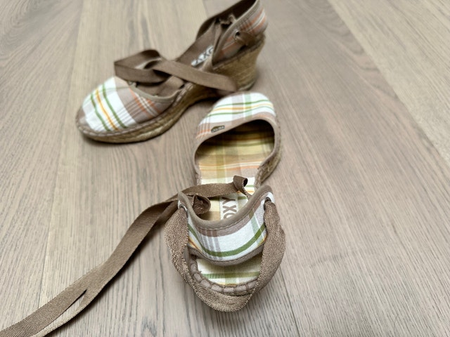 Women's size 6 Roxy shoes - photo 3