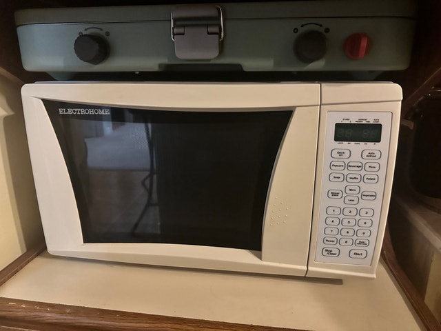 White Electrohome Microwave