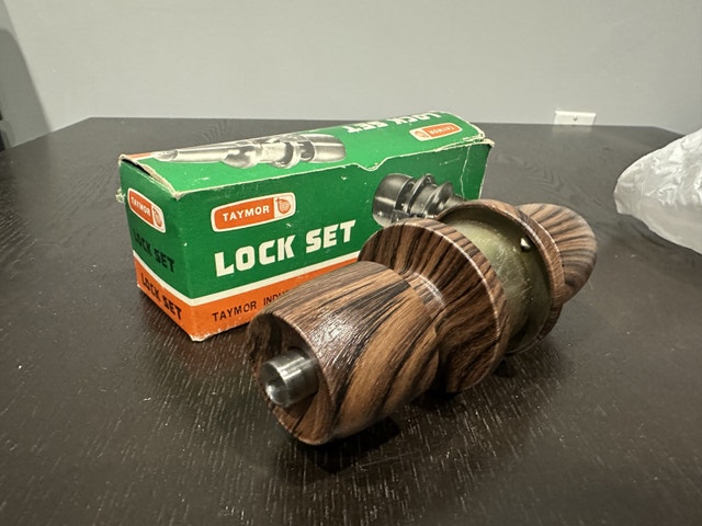 Brand New Vintage Wood Grain Lock Set
