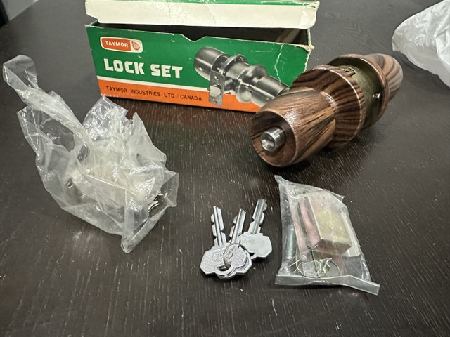 Brand New Vintage Wood Grain Lock Set - photo 2