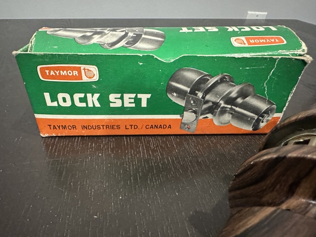 Brand New Vintage Wood Grain Lock Set - photo 3