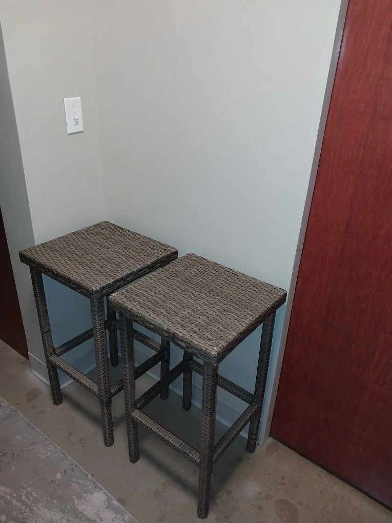 Set Of 2 Woven Bar Stools $20 Old Town - photo 3