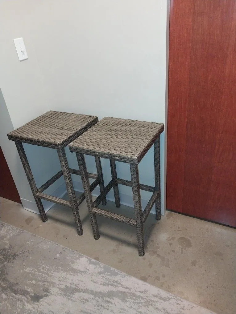Set Of 2 Woven Bar Stools $20 Old Town - photo 4