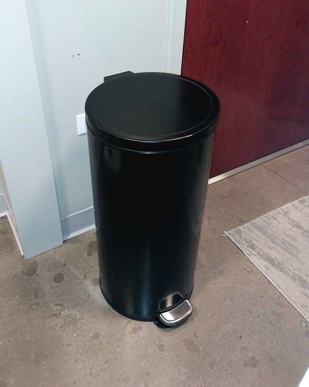 Black Stainless Steel Trash Can – Great Condition