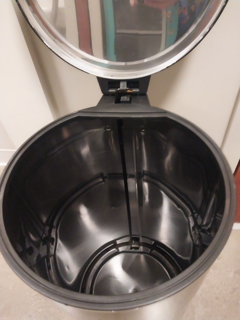 Black Stainless Steel Trash Can – Great Condition - photo 2