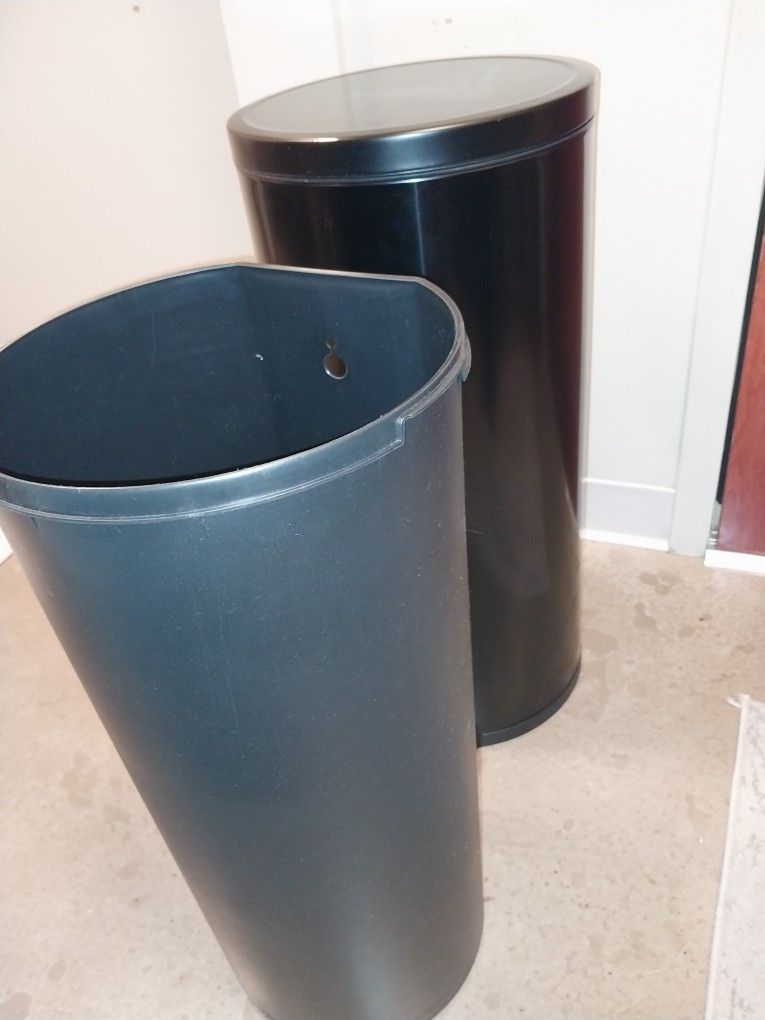 Black Stainless Steel Trash Can – Great Condition - photo 3