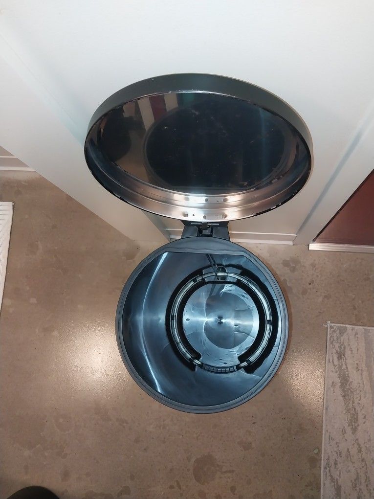 Black Stainless Steel Trash Can – Great Condition - photo 4