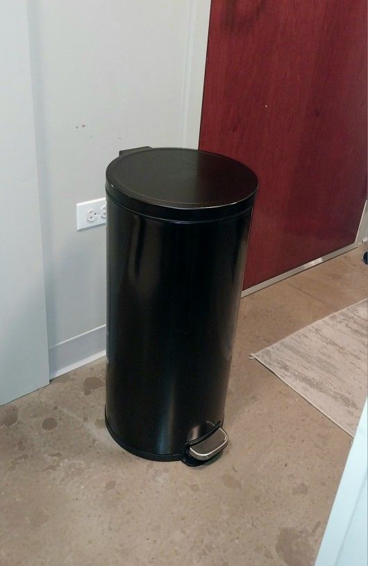 Black Stainless Steel Trash Can – Great Condition - photo 5