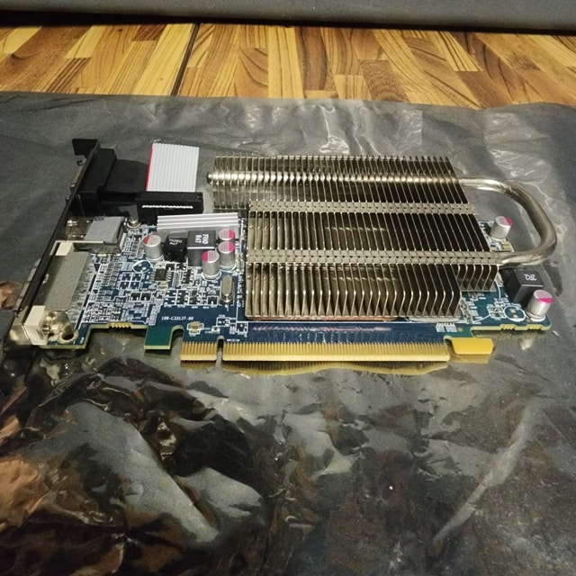 Sapphire Multi-Screen Video Card PCIE 1GB DDR3 - photo 2