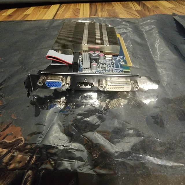 Sapphire Multi-Screen Video Card PCIE 1GB DDR3 - photo 3