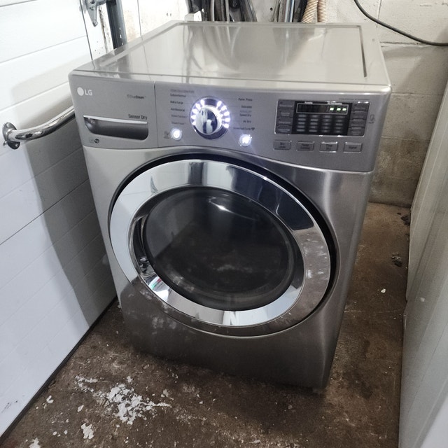 LG Electric Dryer with Steam - Serviced