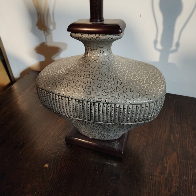 Table lamp no shade 25'' tall x 12 wide - Cash only - photo 2