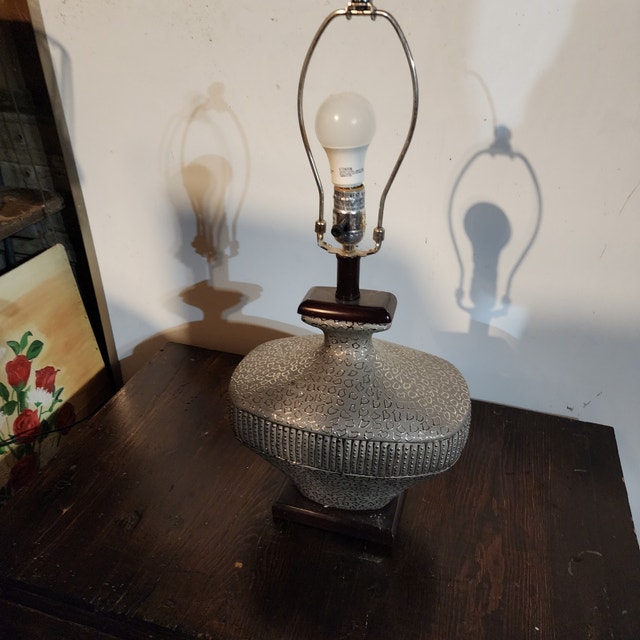 Table lamp no shade 25'' tall x 12 wide - Cash only - photo 3