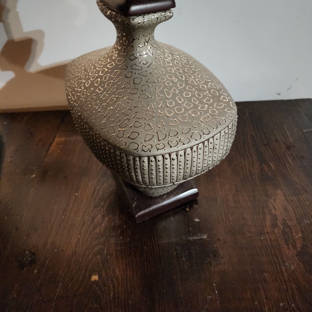 Table lamp no shade 25'' tall x 12 wide - Cash only - photo 4