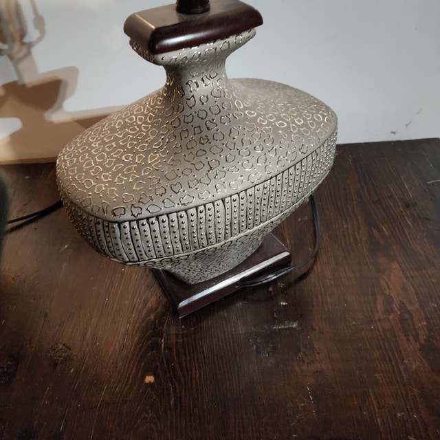 Table lamp no shade 25'' tall x 12 wide - Cash only - photo 5