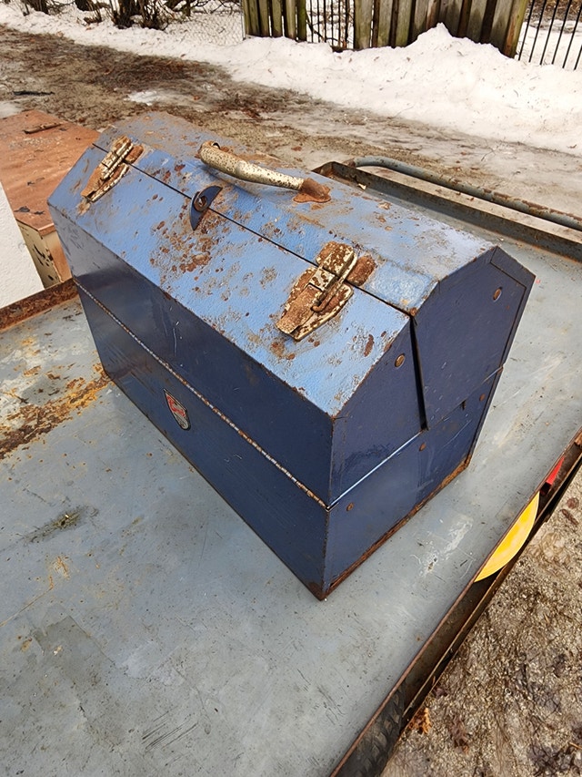 Old Rusty Toolbox - Blue, 18'' x 10'' x 13'' - photo 3