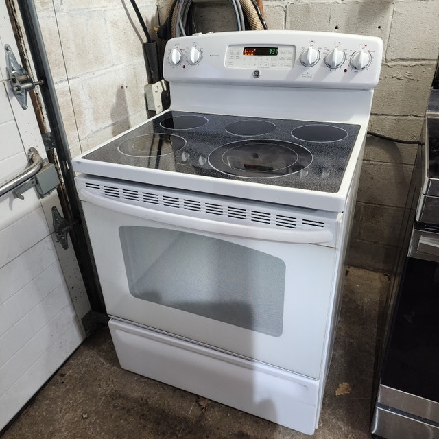 GE Electric Adora Oven Glass Cooktop Stove - White