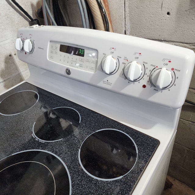 GE Electric Adora Oven Glass Cooktop Stove - White - photo 3