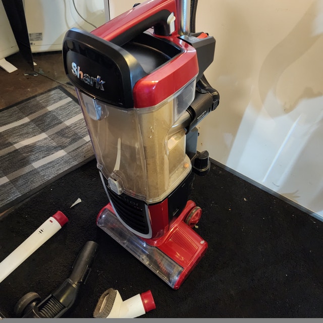 Shark Navigator Lift-Away Red Vacuum Cleaner - photo 5