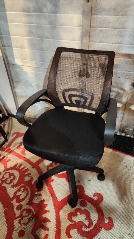 Black Cloth Mesh Office Chair