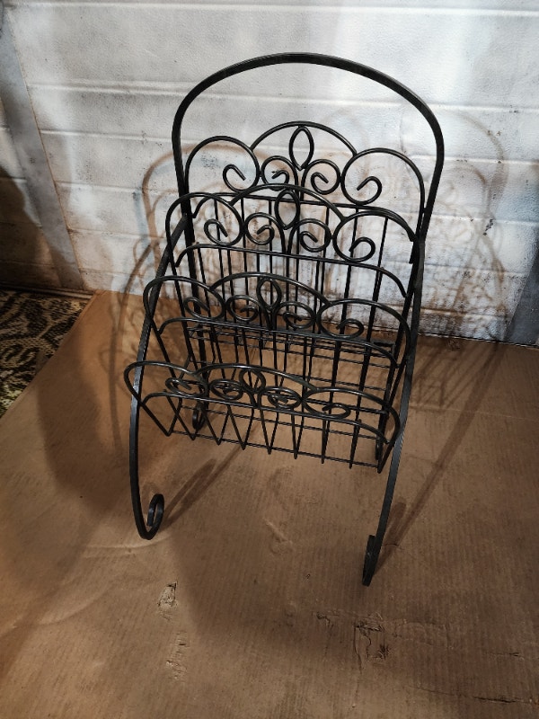 Black Metal Magazine Storage Rack 13x12x23
