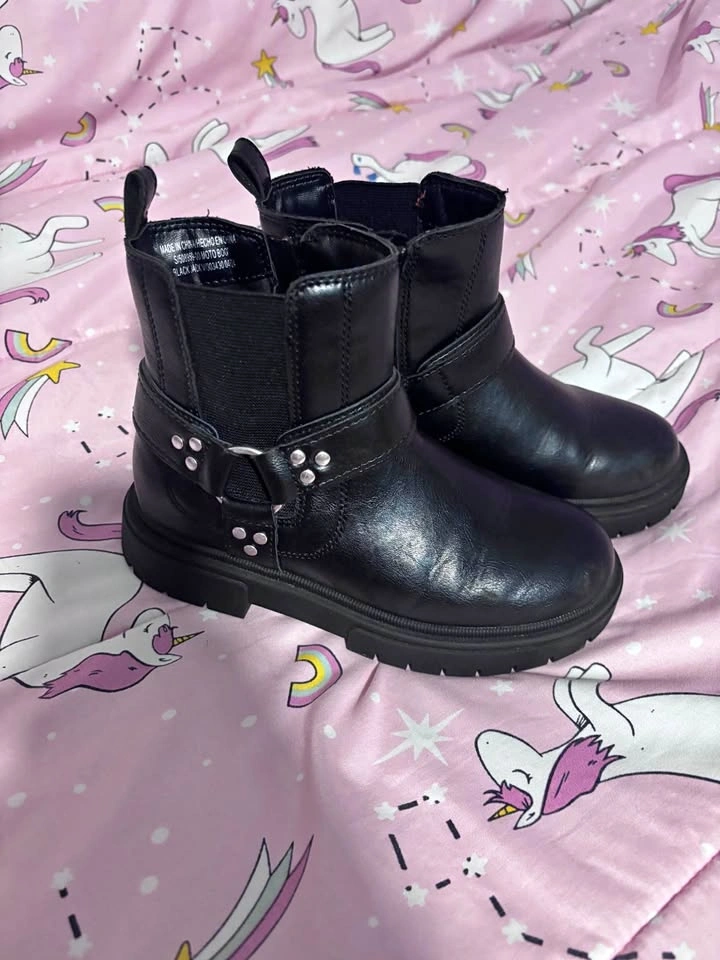 Girls black boots