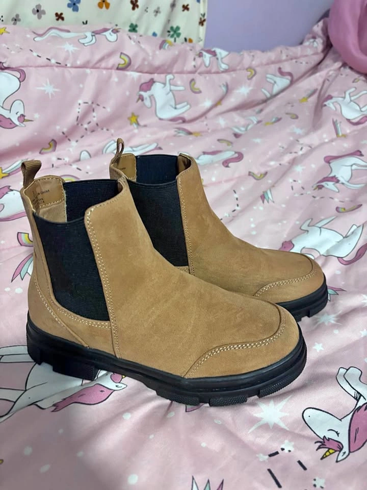 Girls brown and black boots