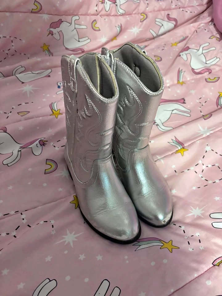 Cowgirl boots size 2