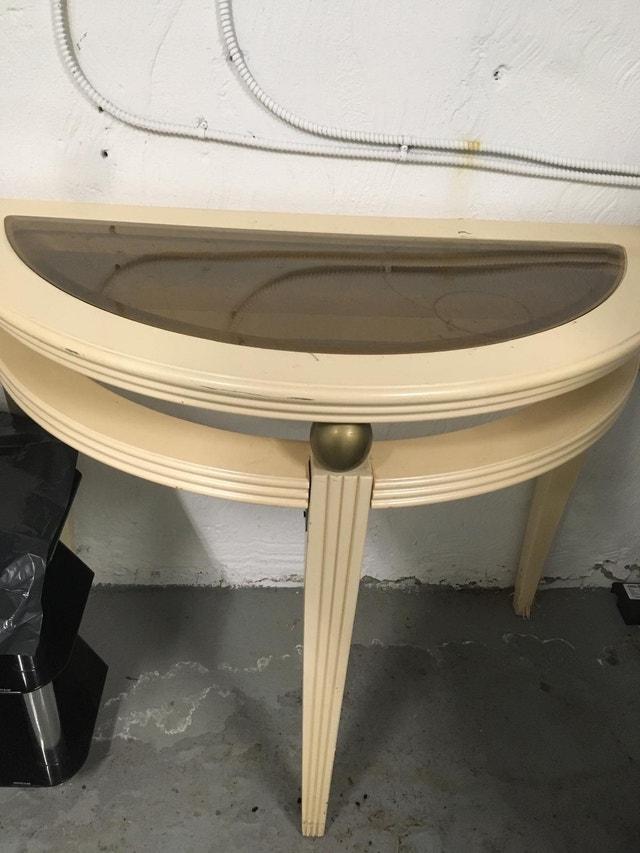 table with glasses - photo 2