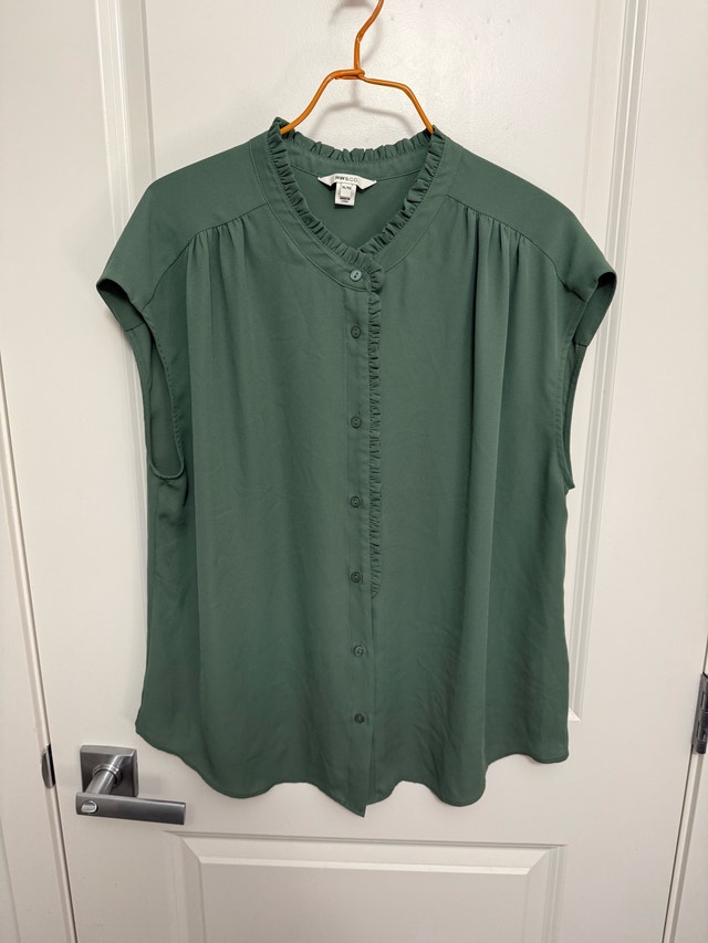 RW&Co Women's Green Ruffle-Trim Button Front Blouse XL
