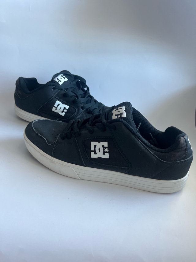 DC Black Low-Top Skate Sneakers White Logo Size 8.5