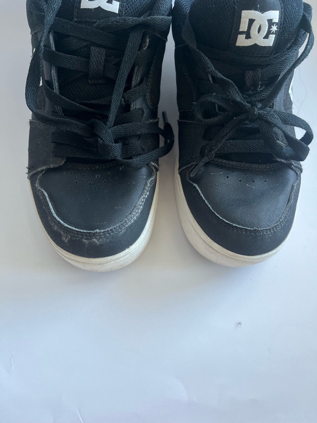 DC Black Low-Top Skate Sneakers White Logo Size 8.5 - photo 4